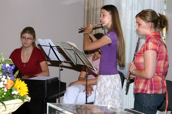 Grossansicht in neuem Fenster: Träger der Bürgermedaille 2009 -  Musikalische Umrahmung durch die Musikschule Vilsbiburg