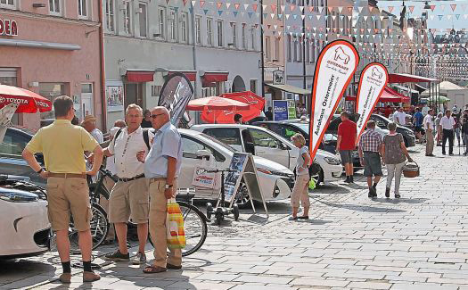 Grossansicht in neuem Fenster: Alles andere als Exoten: Von reinen Elektromobilen bis zu Hybridfahrzeugen war am Samstag auf dem Stadtplatz alles vertreten...