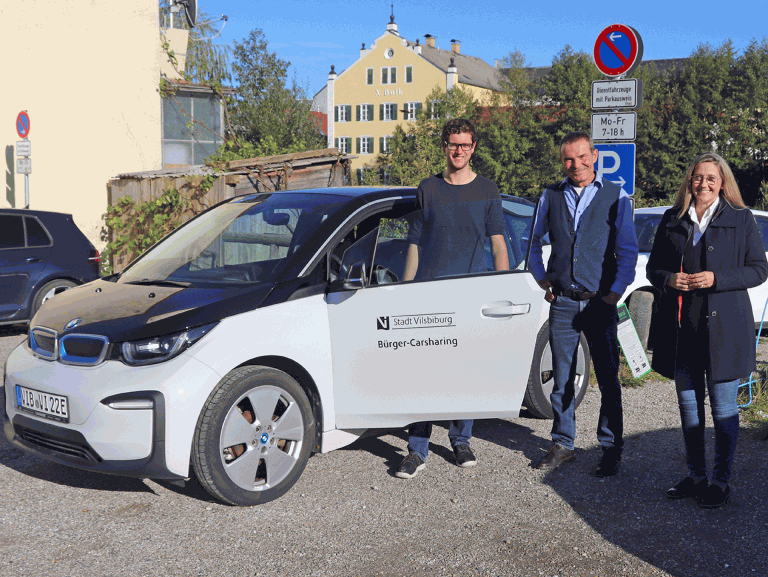 Zum Neustart des Bürgerelektroautos trafen sie sich an der dafür ausgewiesenen Ladestation in der Nähe vom Rathaus...